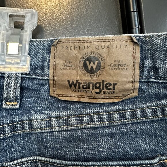 Men's Wrangler Jeans Relaxed Fit  Size  46 X 32 Straight Leg Med Wash - Picture 3 of 4